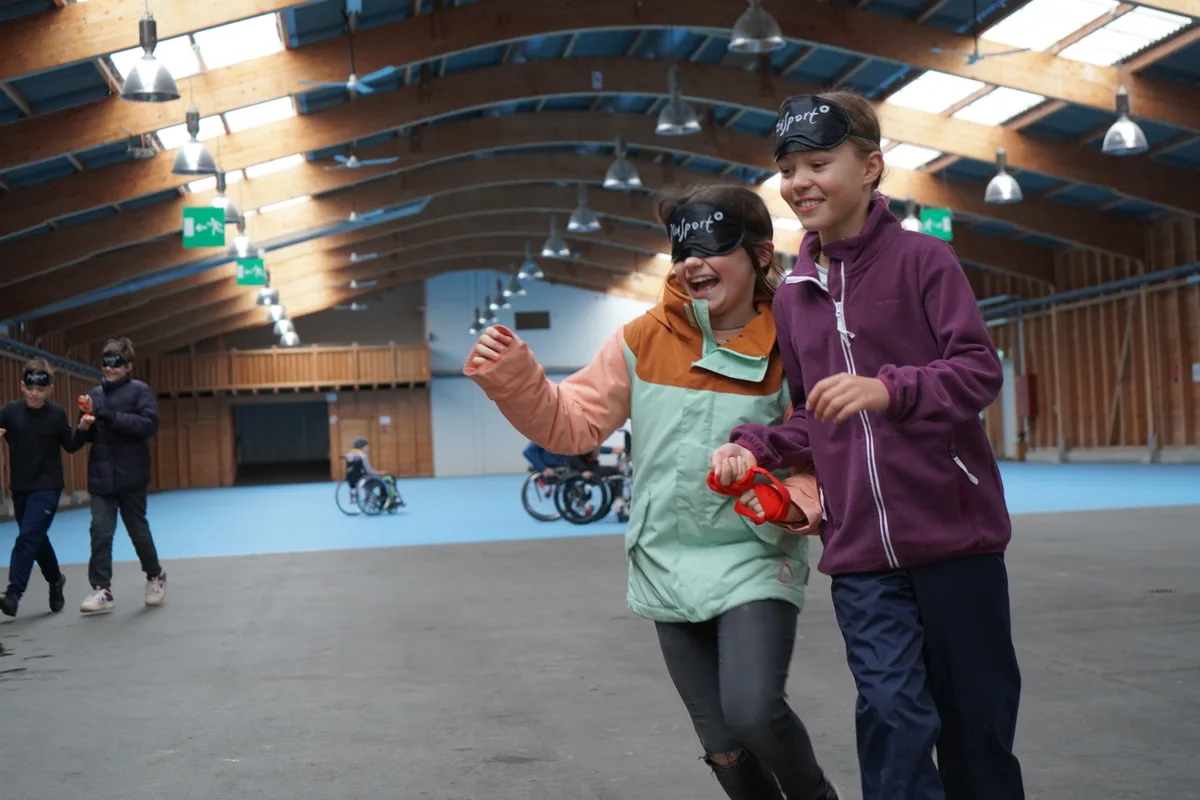Paralympic-Stars Felix Frohofer und Chantal Cavin sind im Rahmen des Projekts «Stars in der Schule» in Uster, um Kindern Inklusion näherzubringen.
